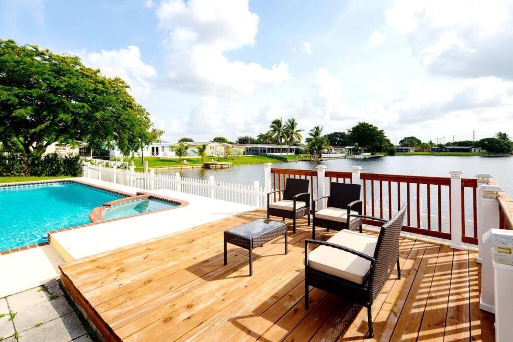 Stunning Lake-Front Villa With Pool & Spa بيمبروك باينز المظهر الخارجي الصورة